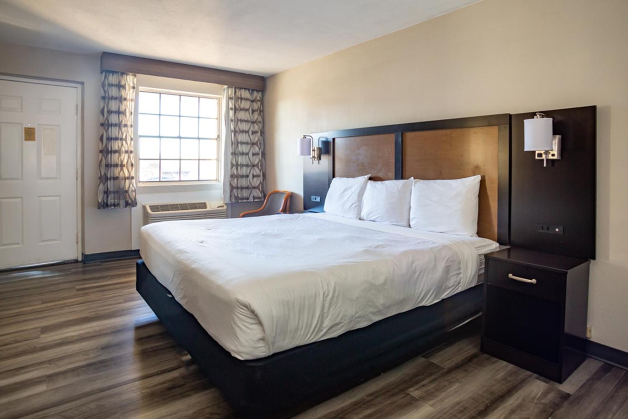 Baymont By Wyndham Austin University Area Exterior photo