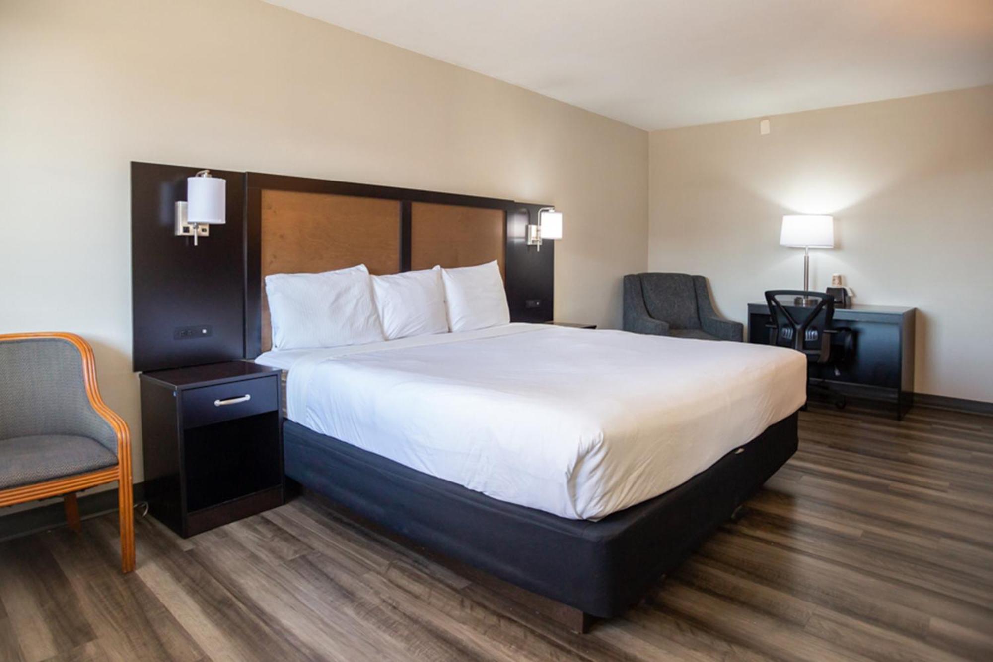 Baymont By Wyndham Austin University Area Exterior photo