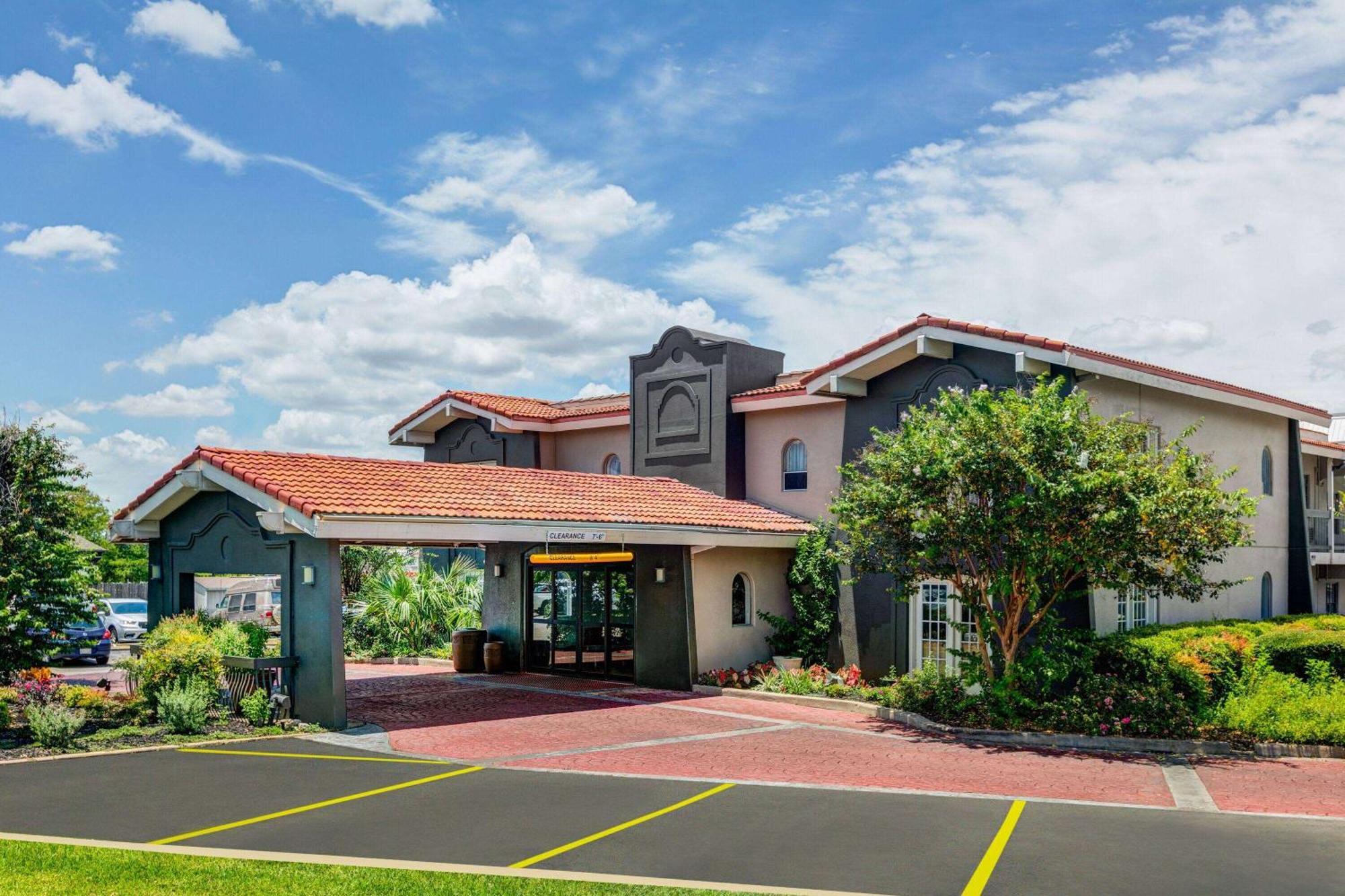 Baymont By Wyndham Austin University Area Exterior photo