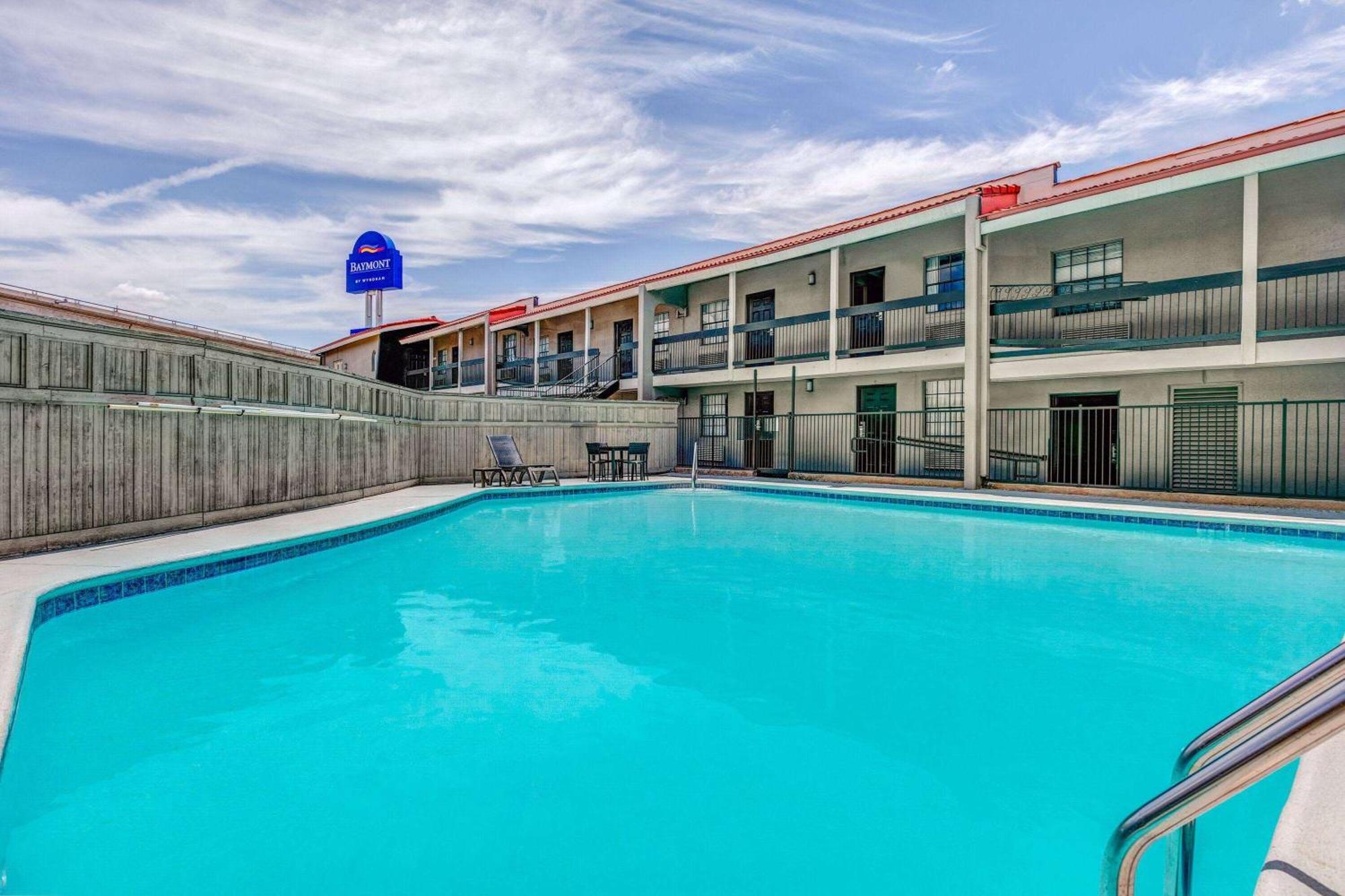 Baymont By Wyndham Austin University Area Exterior photo