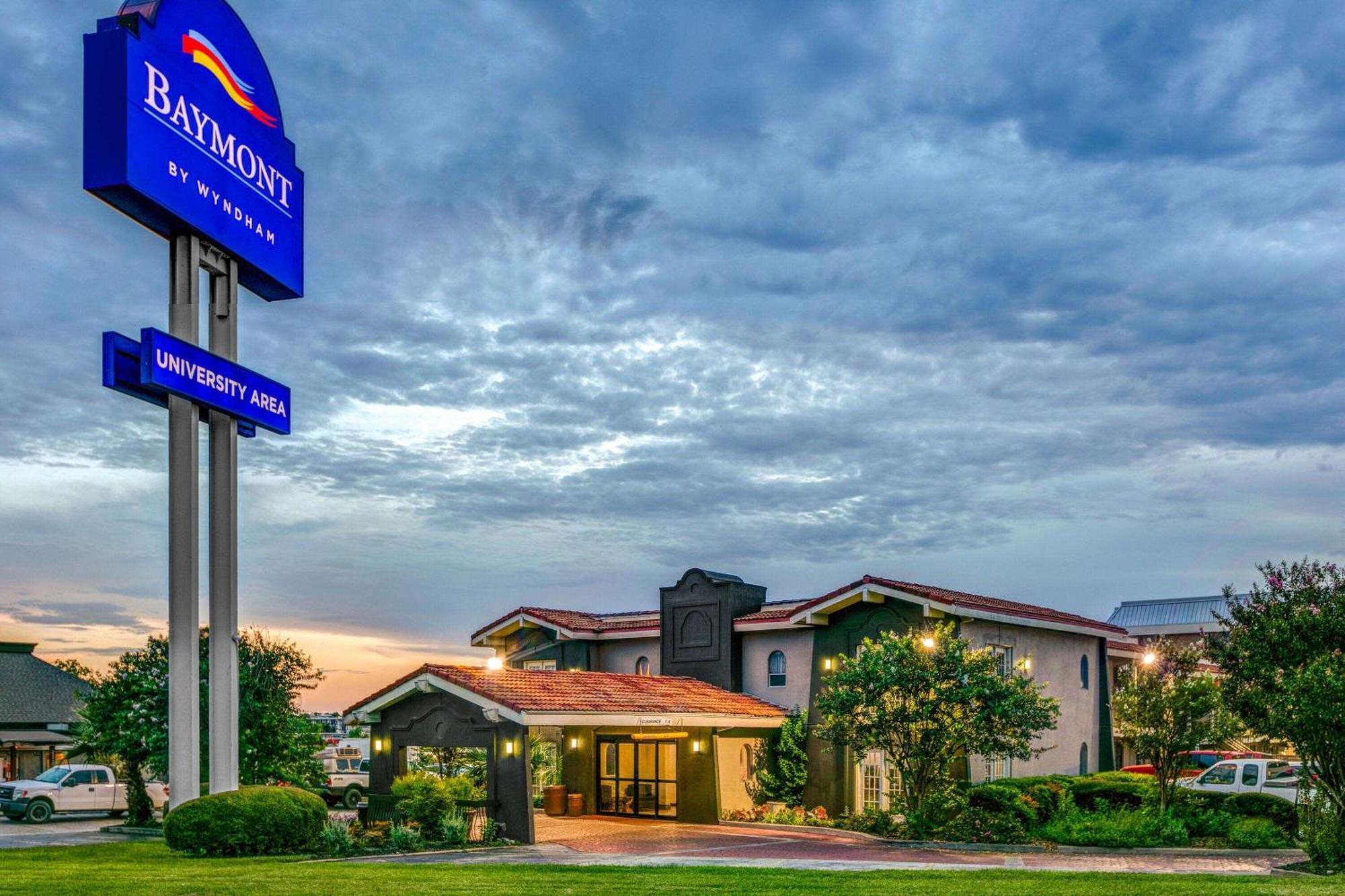 Baymont By Wyndham Austin University Area Exterior photo
