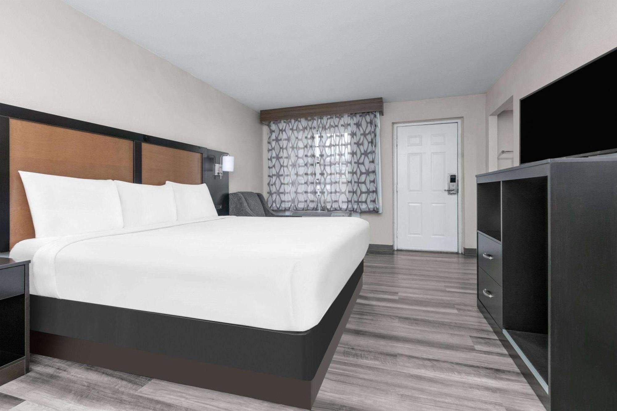 Baymont By Wyndham Austin University Area Exterior photo