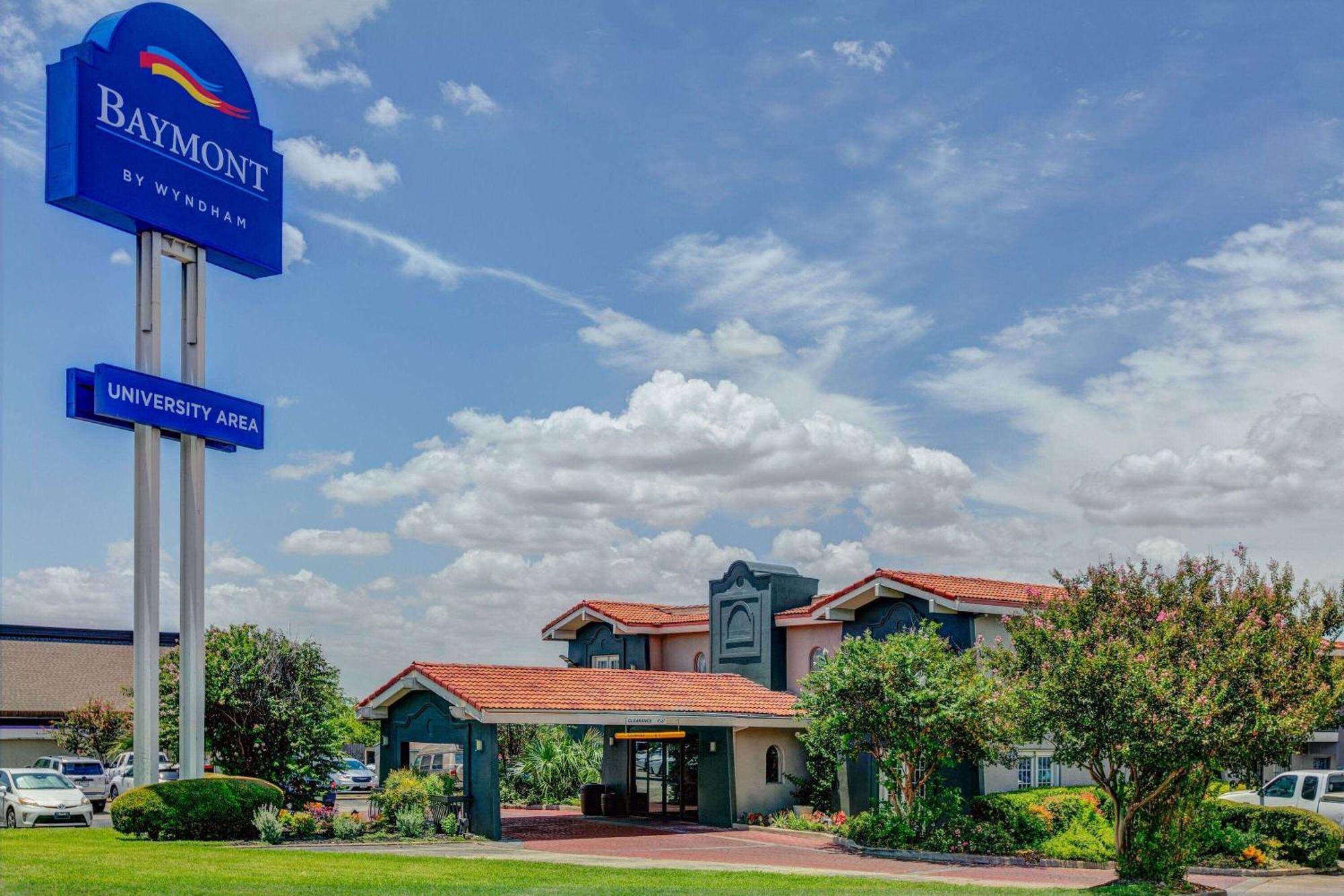 Baymont By Wyndham Austin University Area Exterior photo