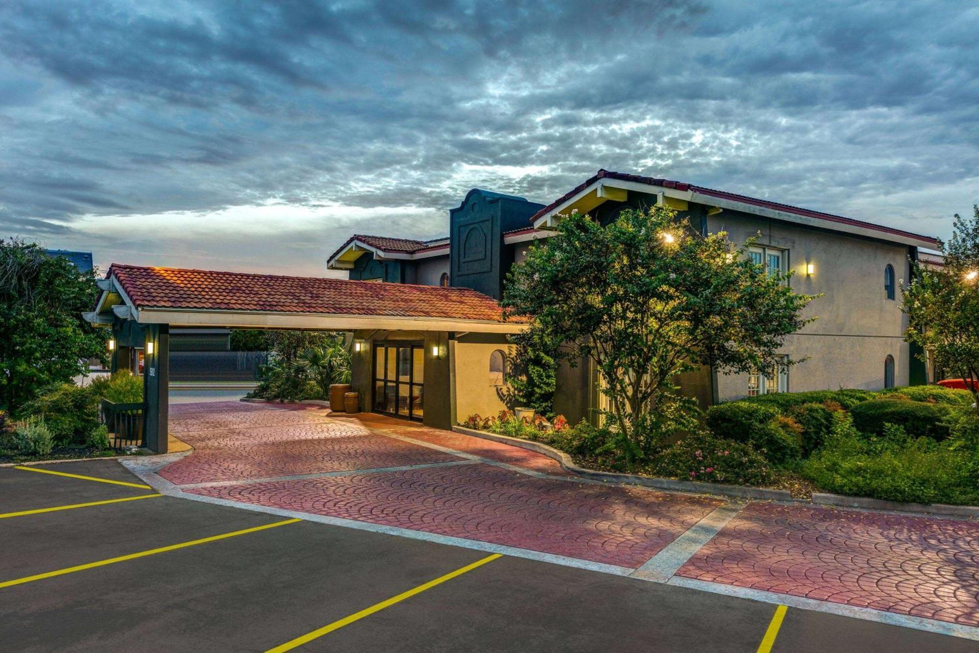 Baymont By Wyndham Austin University Area Exterior photo