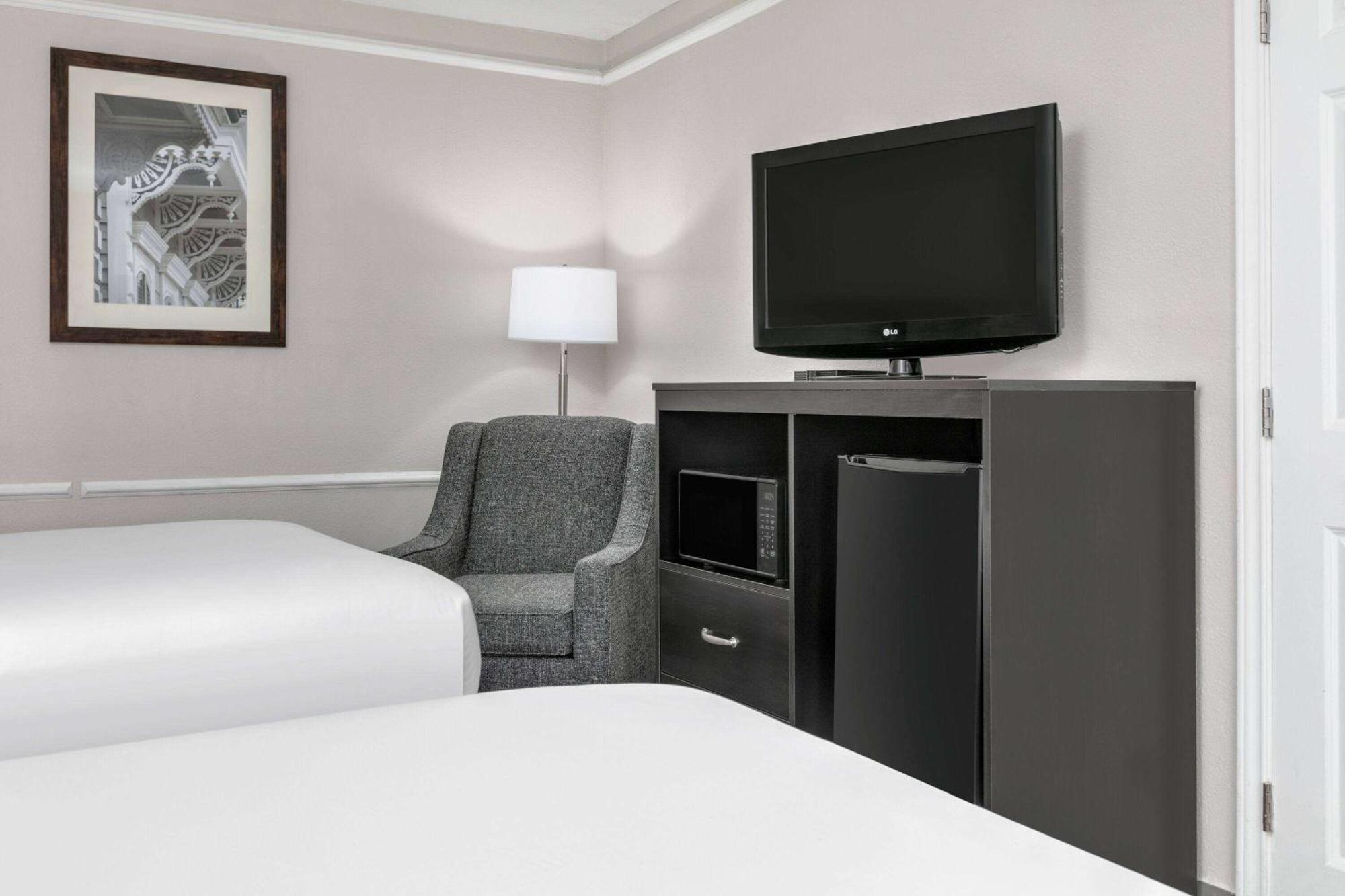 Baymont By Wyndham Austin University Area Exterior photo