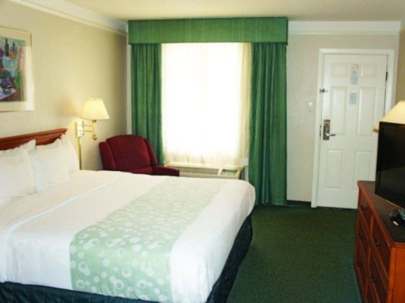 Baymont By Wyndham Austin University Area Exterior photo