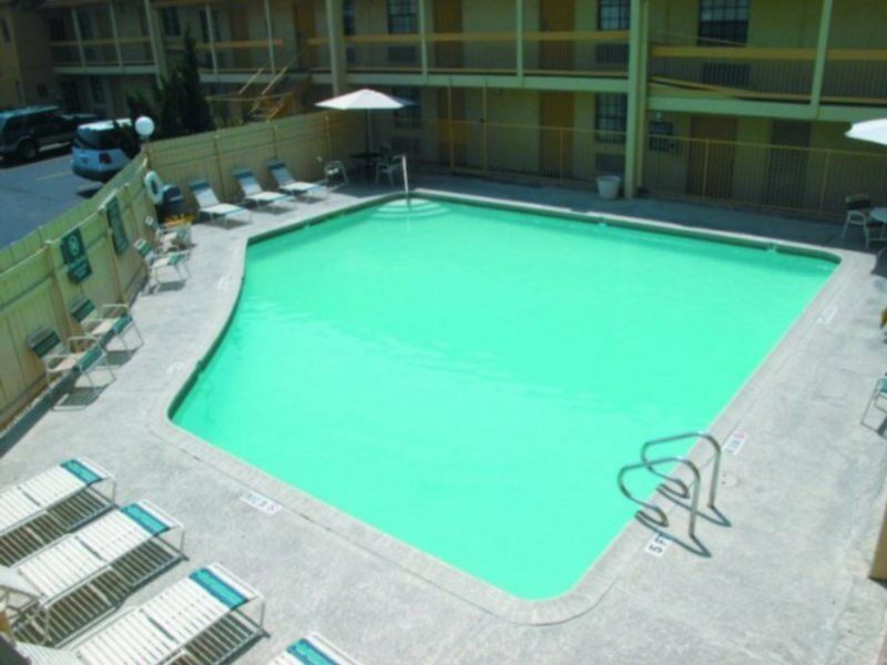 Baymont By Wyndham Austin University Area Exterior photo